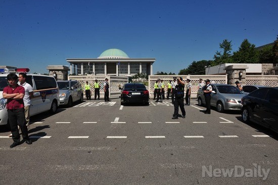 ▲ 이석기 통합진보당 의원의 체포동의안 표결이 예정된 4일 국회 주변에서 경찰들이 만일의 사태에 대비해 경계근무를 서고 있다.ⓒ이종현 기자