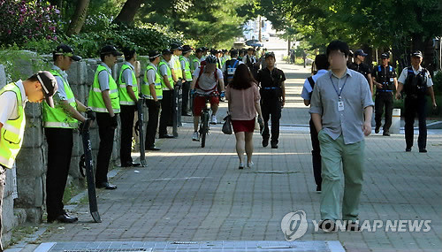 ▲ 이석기 통합진보당 의원의 체포동의안 표결이 예정된 4일 국회 주변에서 경찰들이 만일의 사태에 대비해 경계근무를 서고 있다.ⓒ연합뉴스