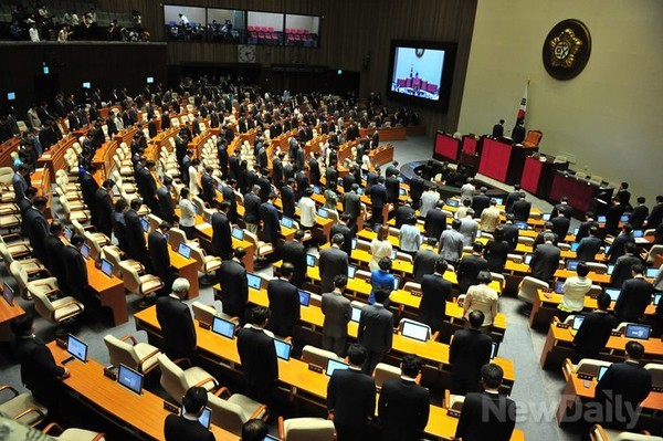 ▲ ⓒ2일 오후 국회 본회의장에서 열린 정기국회 개회식에서 의원들이 순국선열에 대한 묵념을 하고 있다.ⓒ이종현 기자