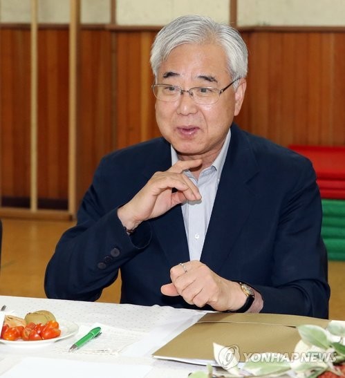 ▲ 서울시교육청 문용린 교육감이 지난 3일 청각장애 학생들의 요람, 서울애화학교를 방문해 서툴지만 수화로 대화를 시도하고 있다ⓒ연합뉴스