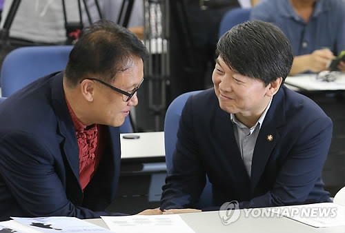 ▲ 민병두 민주당 의원(왼쪽)과 안철수 무소속 의원이 20일 오후 국회도서관에서 정책네트워크 내일 주최로 열린 [차명거래 방지 자금세탁 근절 어떻게 이룰 것인가?] 토론회에서 악수하고 있다.ⓒ연합뉴스