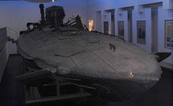 ▲ 1998년 여수 앞바다에서 우리 해군의 초계함에 격침당한 북한 반잠수정. 당시 반잠수정에는 북한 지도간첩이 타고 있었다..