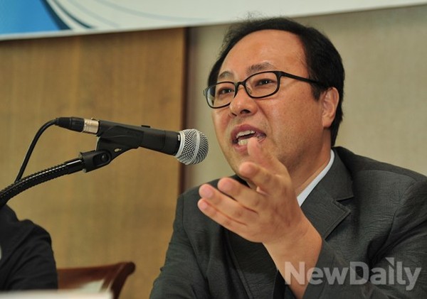 ▲ 한기홍 북한민주화네트워크 대표가 이석기 내란음모사건과 민혁당 사건의 유사성에 대해 설명하고 있다..