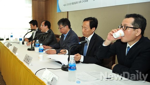 ▲ 긴급좌담회 패널들의 모습. 오른쪽부터 이봉규 한국외대 교수, 이재교 (사)시대정신 대표(변호사), 사회를 맡은 홍성기 아주대 교수, 한기홍 북한민주화네트워크 대표, 이광백 자유조선방송 대표.