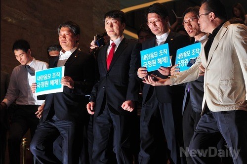 ▲ 4일 국회 본회의에서 이석기 의원 체포동의안이 처리된 직후 내란사건의 근원지인 통합진보당 소속 의원들이 모여 국정원과 정부를 비난하고 있다. ⓒ이종현 기자