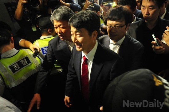 ▲ 내란음모 혐의로 강제구인 영장이 발부된 통합진보당 의원이 4일 오후 국회에서 국정원 직원들에 의해 수원지법으로 호송되고 있다.ⓒ이종현 기자