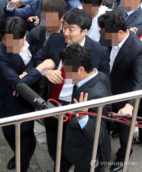 ▲ 내란음모 혐의를 받고 있는 통합진보당 이석기 의원이 5일 오전 구속영장 실질심사를 받기 위해 국정원 직원들에 의해 수원지법으로 끌려가고 있다.ⓒ연합뉴스