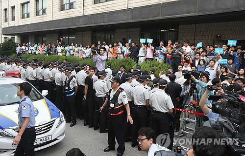 ▲ 이석기 통합진보당 의원에 대한 영장실질심사가 열린 5일 오전 수원지방법원 법정 출입구 앞에 모인 통합진보당 당원들이 이석기 의원을 지지하는 구호를 외치고 있다.ⓒ연합뉴스