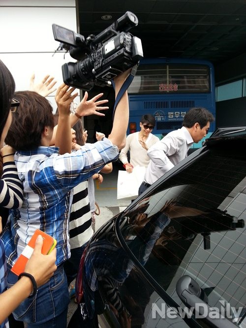 ▲ 5일 항소심 선고 공판에서 집행유예 판결을 받고 구속 상태에서 풀려난 강성훈이 서울북부지법을 빠져나가고 있다. 이날 전격 석방된 강성훈의 모습을 담기 위한 취재진과 팬들이 몸싸움을 벌이는 모습.  ⓒ 조광형 기자