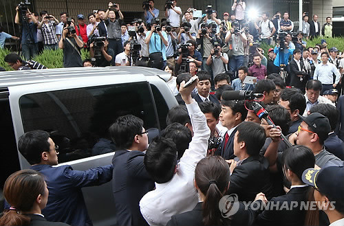 ▲ 내란음모ㆍ선동과 국가보안법 위반 혐의로 체포동의안이 가결돼 강제구인된 이석기 통합진보당 의원이 5일 오후 수원지방법원에서 영장실질심사를 마치고나서 법정을 나오고 있다.ⓒ연합뉴스