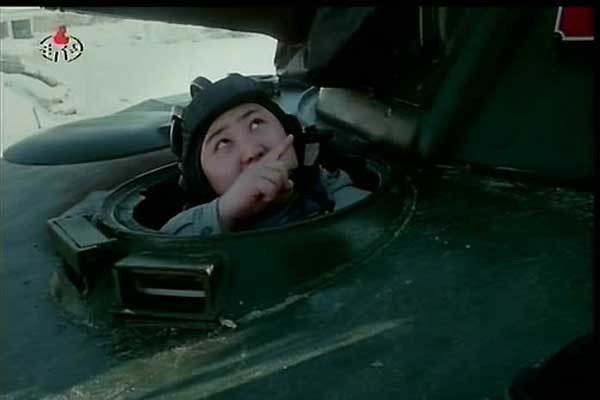 ▲ 탱크를 타보는 정은이. "어, 그 손님이 저 헬기야?" [사진: 연합뉴스]