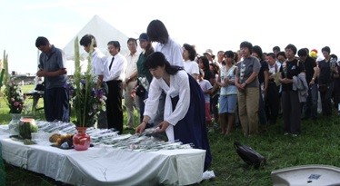 ▲ 아라가와 강변에서 추도식을 올리는 일본 시민단체 '봉선화' 회원들.