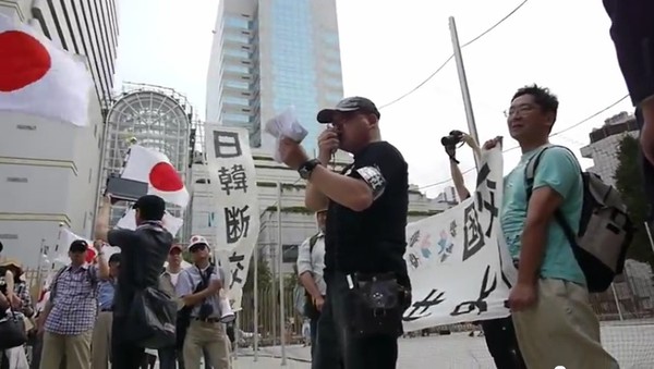 ▲ 도쿄 신주쿠에서 '혐한데모'를 벌이는 일본인들.