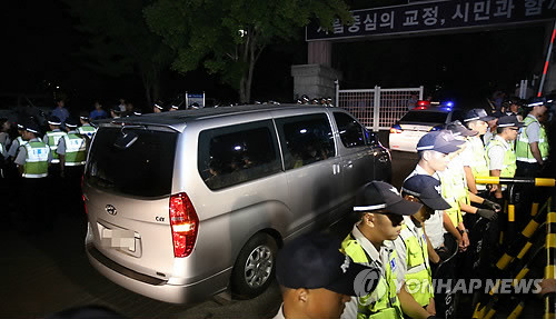 ▲ 5일 오후 내란음모·선동 및 국가보안법상 반국가단체 찬양 등 혐의로 법원으로부터 구속영장이 발부된 통합진보당 이석기 의원을 태운 차량이 수원구치소로 들어서고 있다.ⓒ연합뉴스