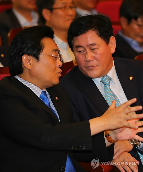 ▲ 최경환 새누리당 원내대표(오른쪽)와 전병헌 민주당 원내대표가 5일 오후 국회 의원회관에서 열린 신학용 민주당 의원 출판기념회에서 만나 이야기하고 있다.ⓒ연합뉴스