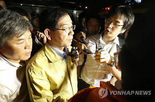 ▲ 지난 7월 노량진 배수지 근로자 수몰 참사 사건이 발생한지 수시간이 지나 현장에 나타난 박원순 서울시장. ⓒ연합뉴스