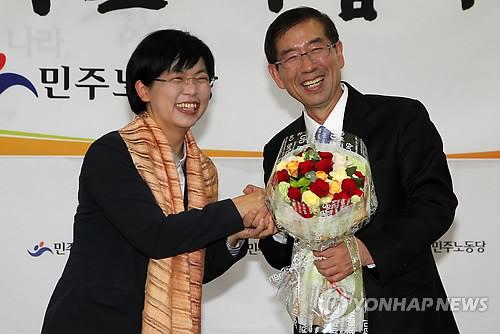 ▲ 박원순 서울시장과 민노당(현 통진당) 이정희 대표가 밝게 웃으며 인사를 나누고 있는 모습. ⓒ연합뉴스