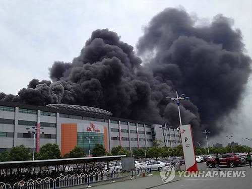 ▲ (연합뉴스) 중국 장쑤(江蘇)성 우시(無錫)시에 있는 SK하이닉스반도체 공장에서 지난 4일 오후 3시 40분께(현지시간) 화재가 발생했다. 엄청난 양의 검은연기가 뿜어져나오고 있다.
