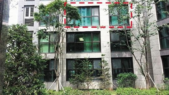 ▲ 채동욱 검찰총장이 10년 이상 혼외(婚外)관계를 유지한 여성과 아들이 거주해온 서울 강남의 한 아파트. 기자가 찾아가자 블라인드(붉은 점선안)로 창문을 가렸다.   ⓒ 조선일보DB