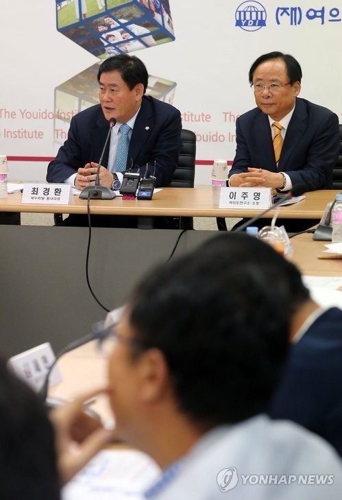 ▲ 최경환 새누리당 원내대표(왼쪽)가 5일 서울 여의도연구소에서 열린 [포털뉴스의 공정과 상생을 위한 간담회]에서 인사말을 하고 있다. ⓒ연합뉴스