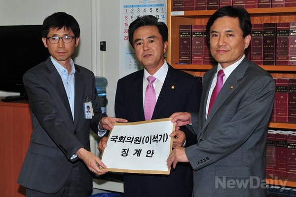 ▲ 6일 새누리당 김태흠 의원과 김진태 의원이 국회 의안과에 이석기 제명안을 제출하고 있다. ⓒ이종현 기자연합뉴스