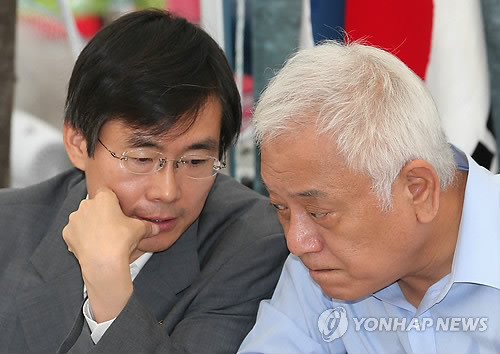 ▲ 민주당 조경태 최고위원(좌)과 김한길 대표가 조용히 대화를 하고 있는 모습. ⓒ연합뉴스