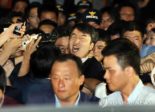 ▲ 국정원 요원들에게 체포되면서 "아야, 도둑놈들아!"를 외치는 이석기. [사진: 연합뉴스]