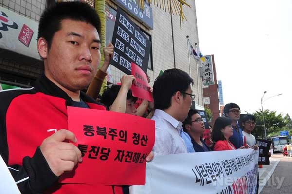 ▲ "너 빨갱이냐? 나와봐!" 이석기 사태에 분노한 대학생들이 대방동 통진당사 앞에서 기자회견을 가졌다.