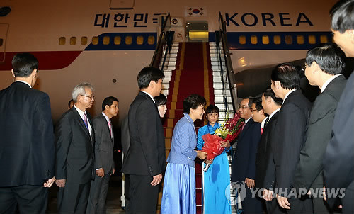 ▲ G20 정상회의를 마치고 베트남 국빈방문에 나선 박근혜 대통령이 7일 저녁(현지시간) 베트남 하노이 노이바이 공항에 도착, 다오 비엣 쭝 국가주석실장관 등과 인사하고 있다. ⓒ 연합뉴스