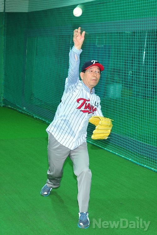 ▲ 박원순 서울시장이 지난 8일 잠실구장 지하 연습실에서 시구를 연습하고 있다ⓒ이종현