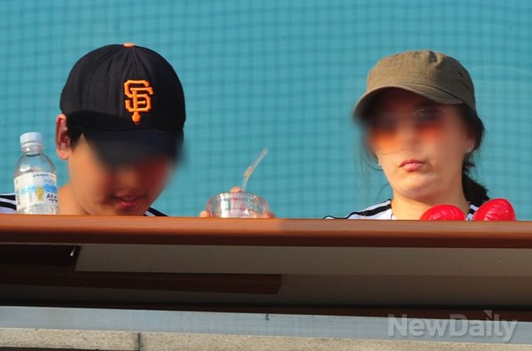 ▲ 8일 만원관중의 잠실구장. 서울시 공무원은 표를 구매하지 않고 VIP석 상단 [관계자석]에서 야구를 관람하고 있다ⓒ이종현