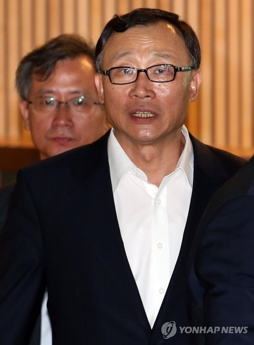 ▲ 한 여성과 혼외관계를 유지하면서 아들까지 낳았다는 의혹을 받고 있는 채동욱 검찰총장이 6일 오후 서울 서초동 대검찰청에서 점심식사를 마치고 식당을 나서고 있다. 한 매체는 이날 채 총장이 1999년 한 여성과 만나 지난 2002년 이 여성과의 사이에서 아들을 낳아 기르고 있다고 보도했다. 채 총장은 이에 대해 사실무근이라며 강하게 부인했다.  [사진 = 연합뉴스]