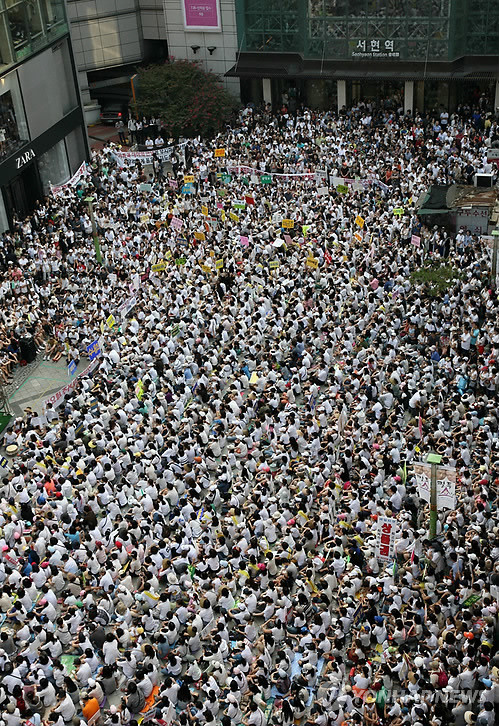 ▲ 8일 오후 경기도 성남시 분당구 서현역 로데오거리에 학부모 1천여명이 모여 성남보호관찰소 이전을 요구하며 집회를 열고 있다. 이들은 "초중고생들이 즐겨 찾는 분당 중심상권에 보호관찰소가 들어와 아이들이 범죄 위험에 노출됐다"며 "님비가 아닌 아이들의 안전을 지키기 위해 외곽으로 이전할 때까지 싸우겠다"고 주장했다.ⓒ연합뉴스