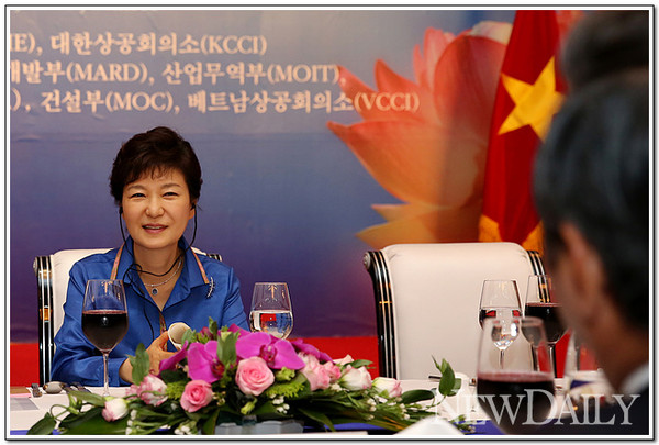 ▲ 베트남을 국빈 방문 중인 박근혜 대통령이 8일 오후 한-베트남 경제협력만찬간담회에서 베트남 경제인들의 발언을 듣고 있다. ⓒ 뉴데일리