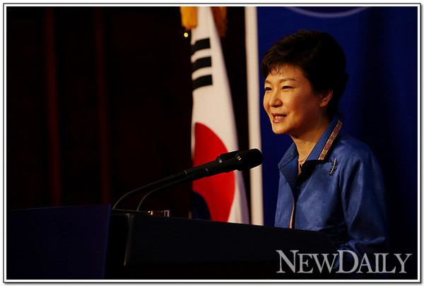 ▲ 베트남을 국빈 방문 중인 박근혜 대통령이 8일 오후 한-베트남 경제협력만찬간담회에서 연설을 하고 있다. ⓒ 뉴데일리