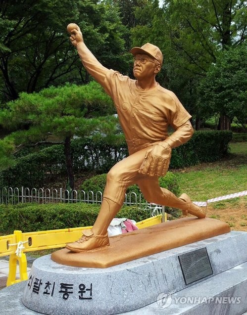 ▲ 故 최동원 감독의 동상ⓒ연합뉴스
