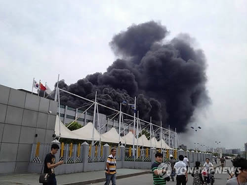 ▲ 지난 5일 중국 우시에 위치한 <SK하이닉스>공장에서 설치 배관을 연결하는 공사 중 화재가 발생했다.