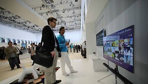 ▲ 독일 베를린에서 열린 IFA2013 전시회에서 삼성전자 부스를 방문한 관람객들이 삼성 스마트TV를 이용해 '플레잉 룸(playing room)'으로 꾸민 곳을 살펴보고 있다.