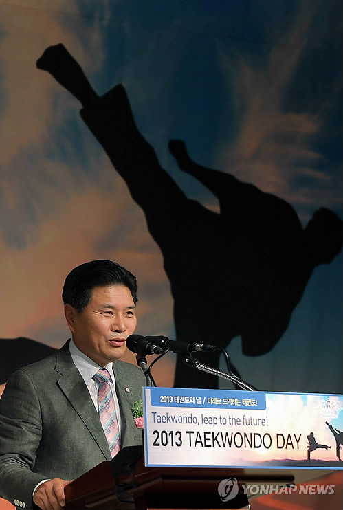 ▲ 홍문종 새누리당 사무총장(국기원 이사장)이 지난 4일 오전 서울 송파구 방이동 올림픽파크텔에서 열린 2013 태권도의 날 행사에서 축사를 하고 있다.ⓒ연합뉴스