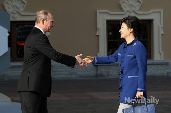 ▲ 박근혜 대통령이 푸틴 러시아 대통령과 정상회담을 위해 만나 악수를 나누고 있다. ⓒ 뉴데일리