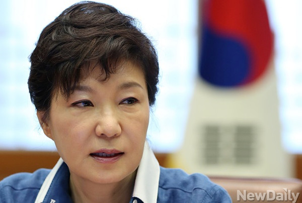 ▲ 박근혜 대통령이 푸틴 러시아 대통령과 정상회담을 위해 만나 악수를 나누고 있다. ⓒ 뉴데일리