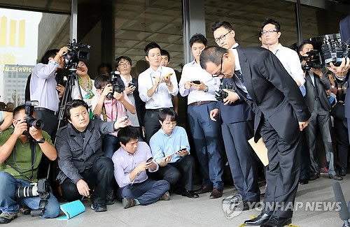 ▲ 전두환 전 대통령의 장남 재국 씨가 10일 미납추징금 대한 자진 납부 계획을 검찰에 제출하기 위해 서울 서초구 중앙지검을 방문해 대국민 사과문을 발표하며 고개를 숙이고 있다.ⓒ연합뉴스