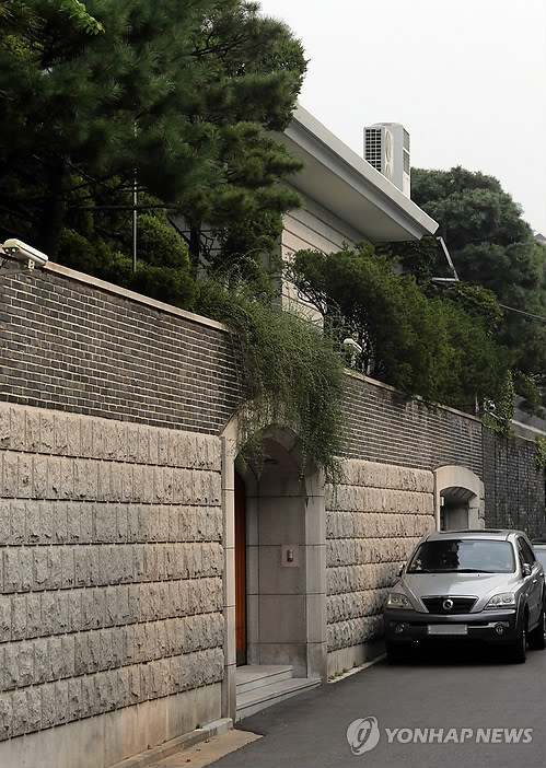 ▲ 전씨 일가가 미납추징금을 모두 납부하겠다고 밝힌 가운데 ,10일 서울 연희동 전두환 전 대통령 자택 앞이 적막한 모습을 보이고 있다.ⓒ연합뉴스