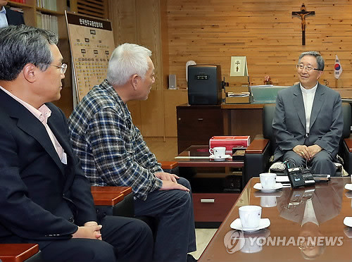 ▲ 김한길 민주당 대표(가운데)가 11일 오후 서울 중곡동 한국 천주교중앙협의회에서 김희중 대주교(오른쪽)와 이야기를 나누고 있다.ⓒ연합뉴스