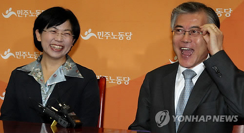 ▲ 지난 2011년 11월 당시 민노당 이정희 대표와 혁신과통합 문재인 상임대표가 환하게 웃으며 대화하고 있다. ⓒ연합뉴스