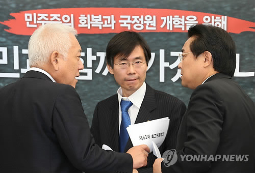 ▲ 민주당 조경태 최고위원(가운데)이 김한길 대표, 전병헌 원내대표와 대화를 나누는 모습. ⓒ연합뉴스