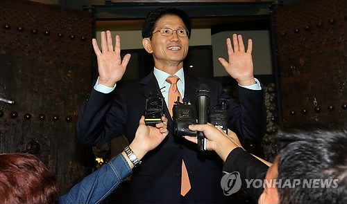 ▲ 김문수 경기도지사가 10일 서울시내의 한 중식당에서 열린 '중앙정부-전국시ㆍ도지사협의회 임원단 간담회'를 마치고 나오며 기자들의 질문에 답변하고 있다.ⓒ연합뉴스