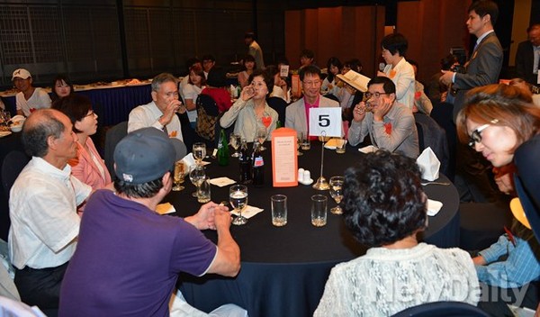 ▲ 김정인 참여연대 운영위 부위원장은 25개의 테이블을 모두 돌며 참석자 전원을 공식적으로 소개했다ⓒ정상윤