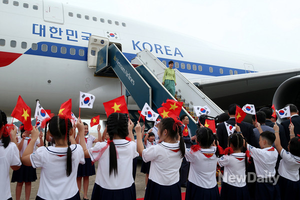 ▲ 박근혜 대통령이 11일 전용기 편을 통해 7박8일간의 러시아-베트남 순방을 마치고 귀국한다. ⓒ 뉴데일리(청와대 제공)