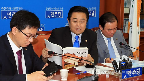 ▲ 전병헌 민주당 원내대표가 5일 오전 국회 원내대표실에서 열린 고위정책회의에서 '교학사 역사교과서'를 읽어보고 있다.. 전 원내대표는 이날 '교학사 교과서'를 [유해책자]라고 비난했다. 민주당은 당 차원의 대책기구를 만드는 등 역사교과서 논란을 '정치쟁점화'하고 있다.ⓒ 연합뉴스